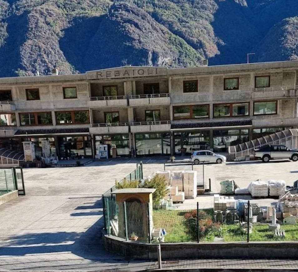 Magazzino materiali edili Rebaioli a Darfo Boario Terme Magazzino materiali edili Rebaioli con scaffalature organizzate